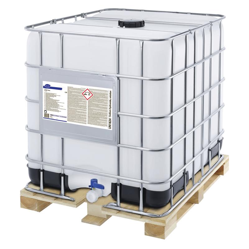 Suma Tera L56 IBC (950 l) de la Diversey Deutschland GmbH & Co. OHG este un recipient mare din plastic alb într-o cușcă metalică pe un palet, ideal pentru bucătării mari și depozitarea detergentului de vase concentrat pentru apă dură. Include un robinet albastru și un capac negru.