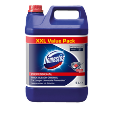Der DOMESTOS Professional 5L Kanister Hygienereiniger mit Aktivchlor von Diversey Deutschland GmbH & Co. OHG ist ein XXL-Vorteilspack mit blauem Korpus, roter Kappe und Frontetikett für eine kraftvolle Tiefenreinigung.