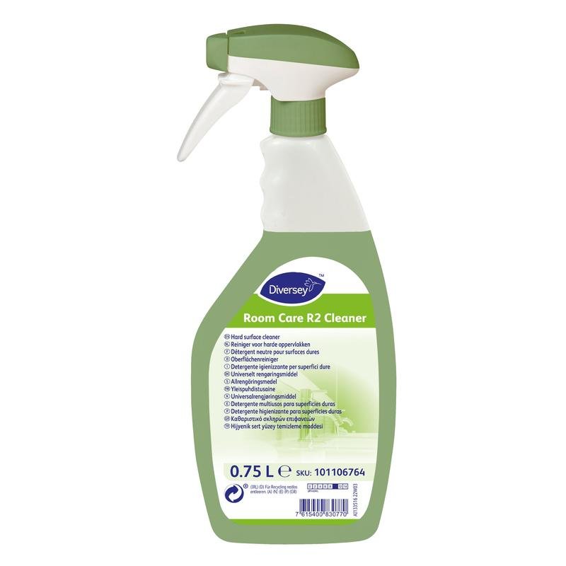 O sticlă de pulverizare verde-albă de 750 ml "Room Care R2 Detergent de suprafețe" de la Diversey Deutschland GmbH & Co. OHG, cu o etichetă multilingvă cu cod de bare și SKU 101106764 pe fund.