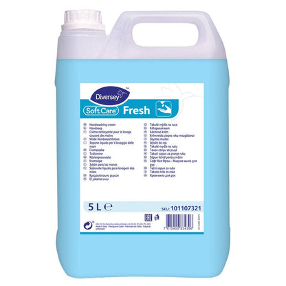Ein 5-Liter-Behälter Diversey Soft Care Fresh Milde Handwaschlotion von Diversey Deutschland GmbH & Co. OHG zeichnet sich durch einen weißen Deckel, blaue Flüssigkeit, sanfte Reinigung, angenehmen Duft und mehrsprachige Produktinformationen auf dem Vorderetikett aus.