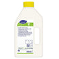 O sticlă de plastic albă de 2 litri "Suma Café Clean C2.4, Detergent lichid pentru mașini de cafea, cu conținut de clor" de la Diversey Deutschland GmbH & Co. OHG, cu capac galben și etichetă multilingvă pentru îndepărtarea depunerilor de grăsime și ulei de cafea.