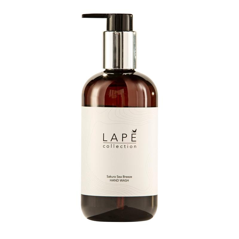O sticlă de plastic maro cu pompă de la Diversey Deutschland GmbH & Co. OHG, cu inscripția "LAPE Earth Collection Sakura Sea Breeze Hand Wash"-o loțiune de spălat pe mâini ecocertificată cu parfum delicat de flori de cireș și briză marină, 300 ml.