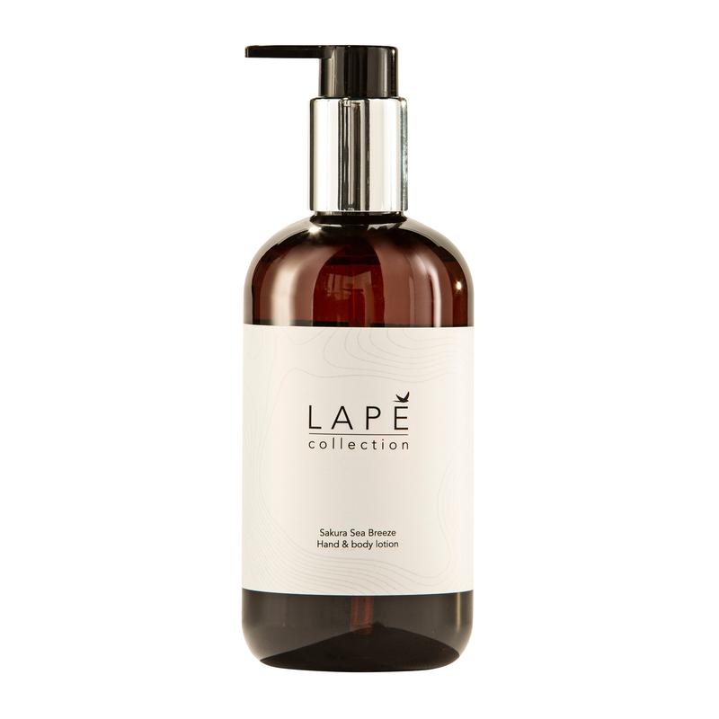 Die LAPE Earth Collection Sakura Sea Breeze Hand & Body Lotion (300 ml) von Diversey Deutschland GmbH & Co. OHG hat eine minimalistische braune Pumpflasche mit einem eleganten silber-schwarzen Spender und bietet einen blumig-frischen Duft für die tägliche Pflege.