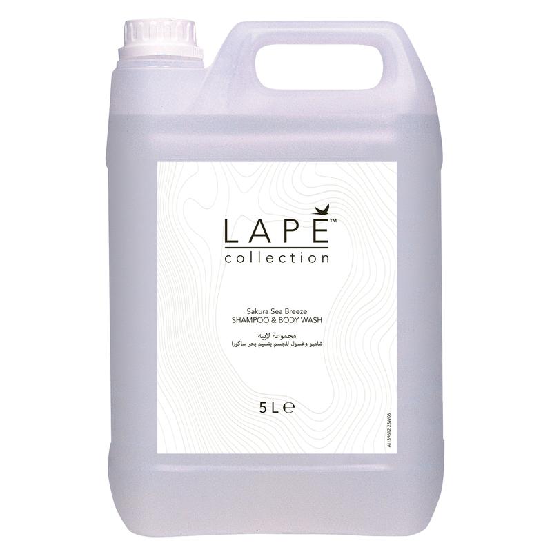Un bidon de 5 litri din plastic transparent cu mâner și capac cu șurub, etichetat cu "LAPE Earth Collection Sakura Sea Breeze Body Wash & Shampoo" de la Diversey Deutschland GmbH & Co. OHG. Ecocertificat, parfum de flori de cireș și briză marină.