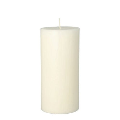 O lumânare cilindrică PAPSTAR (Ø 70 mm, 150 mm) din 100% stearin colorat integral de la PAPSTAR GmbH stă vertical cu fitilul neaprins pe un fundal alb.
