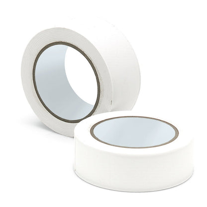Două role de bandă adezivă PVC moale Nölle Profi Brush 50 mm de la Nölle Profi Brush Bürsten- & Pinseltechnik e.K. sunt ilustrate pe un fundal alb - una verticală, cealaltă plată, capetele benzii fiind invizibile.