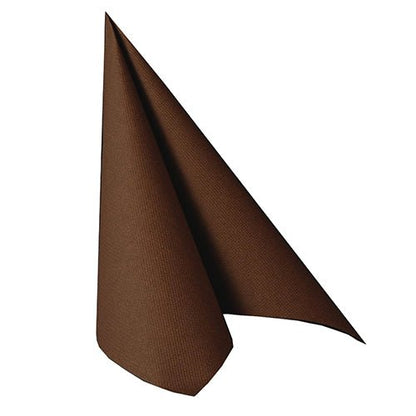 Un singur șervețel maro PAPSTAR 20 șervețele "ROYAL Collection" 1/4 pliere 40x40 cm de la PAPSTAR GmbH este pliat vertical într-o formă conică triunghiulară pe un fundal alb simplu.