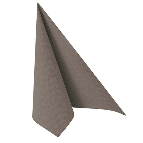 Un singur șervețel maro din colecția ROYAL a PAPSTAR GmbH (20 șervețele, 1/4 pliere, 40x40 cm) este pliat pe verticală într-un triunghi și formează o decorațiune de masă elegantă pe un fundal alb simplu.