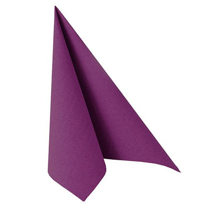 Un șervețel pliat PAPSTAR 20 „ROYAL Collection” cu pliere 1/4 (40x40 cm) de la PAPSTAR GmbH este pliat vertical pe un fundal alb simplu, subliniind calitatea sa premium.