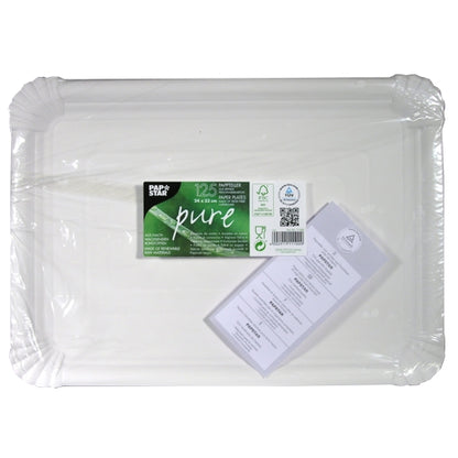Un teanc de 125 de farfurii dreptunghiulare albe PAPSTAR 24x33 cm carton "pure" de la PAPSTAR GmbH este ambalat în plastic și prevăzut cu informații despre mediu și reciclare, care indică vesela de unică folosință sustenabilă.
