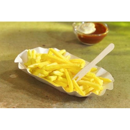 Ein ovales weißes Tablett der PAPSTAR GmbH 250 Schalen, Pappe "pure" mit gelben Pommes frites und einer Holzgabel auf einem Tisch, im Hintergrund ein Schälchen mit brauner Dip-Sauce mit Mayonnaise.