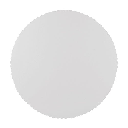 Cele PAPSTAR 100 de suporturi pentru tort, carton „pure“ rotund de la PAPSTAR GmbH, sunt un disc simplu, rotund și alb cu margine ondulată – ideal pentru domeniul gastronomiei și cunoscut pentru calitatea sa. Fotografiat pe un fundal alb.