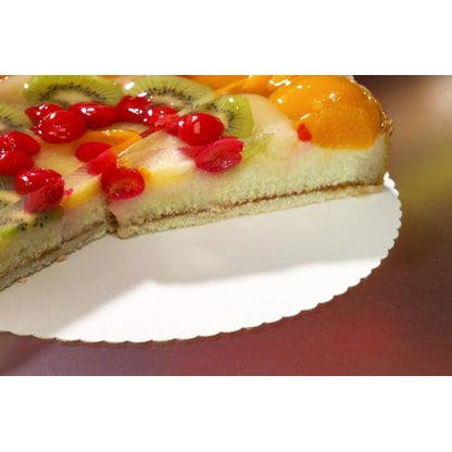 Un tort decorat cu fructe, cu o bucată decupată, se află pe un suport PAPSTAR 100 pentru tort, carton „pure“ de la PAPSTAR GmbH. Garnisit cu kiwi, cireșe și piersici pe gelatină, demonstrează calitatea – perfect pentru gastronomie.