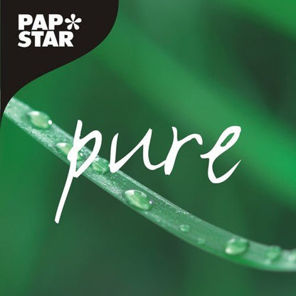 Prim-planul unui fir de iarbă verde cu picături de apă, cu cuvântul „pure“ scris în alb și logo-ul PAPSTAR subliniază prospețimea și calitatea celor PAPSTAR 100 de suporturi pentru tort, carton „pure“ rotund de la PAPSTAR GmbH – ideal pentru gastronomie.