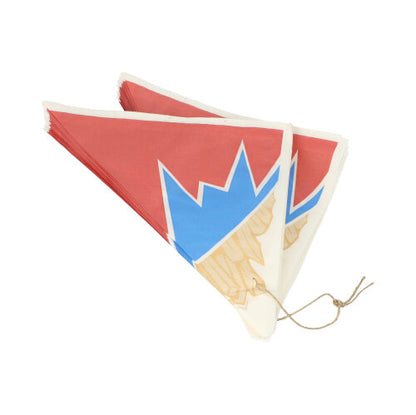 Două PAPSTAR 1000 de cornete pentru cartofi prăjiți din înlocuitor de pergament în design „Zick-Zack“, de la PAPSTAR GmbH, sunt stivuite și legate cu un fir subțire maro.