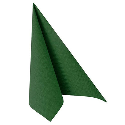 Șervețelul PAPSTAR GmbH 50 șervețele "ROYAL Collection" 1/4-pliate 40 x 40 cm verde este pliat elegant într-o formă triunghiulară în picioare, perfect pentru ocazii festive, și stă pe un fundal alb simplu.