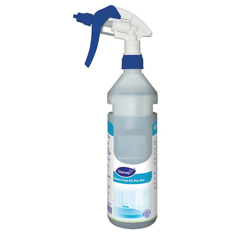 Sticla de pulverizare Room Care R3 Plus Pur-Eco de la Diversey Deutschland GmbH & Co. OHG este o sticlă de pulverizare din plastic cu duză alb-albastră și design ergonomic, precum și etichetă informativă parțial vizibilă.