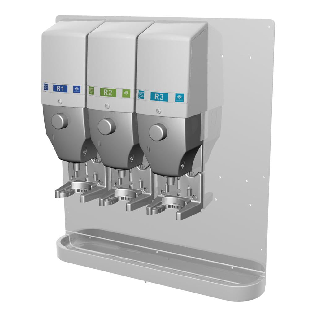 Trei distribuitoare de sistem DQFM (albastru, verde, albastru), montate pe perete cu o tavă de picurare din metal, preinstalate pentru debit redus. Compatibil cu concentrat înalt pentru utilizare igienică. Marcă: Diversey Deutschland GmbH & Co. OHG.