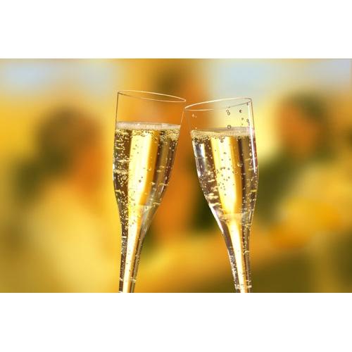 Două pahare Starpak 50 (părți superioare) pentru șampanie, PS 0,1 l clar ca sticla sunt ridicate pentru un toast, evidențiind designul lor clar cu bule vii pe un fundal ușor neclar, iluminat cald.