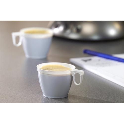 Două cești de cafea Starpak 60 albe (0,18 l, PS, Ø 7,8 cm, 6 cm), una în prim-plan și una neclară în fundal, stau pe o suprafață gri, pe partea dreaptă se văd parțial un pix și hârtie.