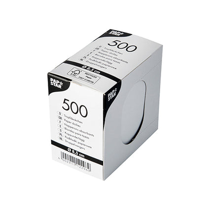 O cutie albă, dreptunghiulară PAPSTAR cu 500 de suporturi rotunde pentru picurare (Ø 8,5 cm) pentru șervețele de băuturi este prevăzută cu informații despre produs, un cod de bare și un decupaj rotund (~5 cm) care oferă o privire asupra șervețelelor albe.