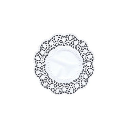Suportul PAPSTAR de farfurie și ceașcă rotund de 15 cm, alb (100 de bucăți) de la PAPSTAR GmbH se prezintă cu un nucleu solid și margine decorativă în stil dantelă - ideal pentru o decorare elegantă a mesei - pe un fundal alb.