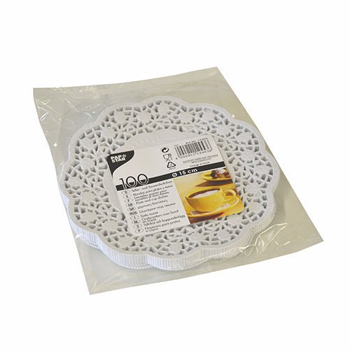 Suportul PAPSTAR GmbH de farfurie și ceașcă rotund de 15 cm, alb, certificat FSC (100 de bucăți) în ambalaj din plastic cu margine de dantelă este ideal pentru decorarea mesei; ambalajul arată o ceașcă cu farfurioară.