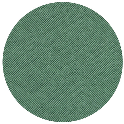 Fața de masă de hârtie rotundă, verde PAPSTAR cu embosare damasc (50 m x 1 m) de la PAPSTAR GmbH arată un model geometric cu linii diagonale și romburi pentru un efect 3D subtil - ideală pentru ocazii festive.