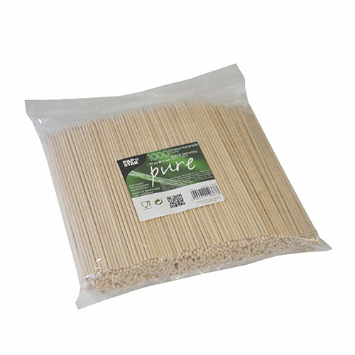 Eine durchsichtige Kunststoffverpackung der PAPSTAR GmbH enthält 1000 "reine" Schaschlikspieße aus Holz, jeweils 20 cm lang und 3 mm dick, einheitlich ausgerichtet und mit einem grün-weißen Etikett im Inneren der Tüte.
