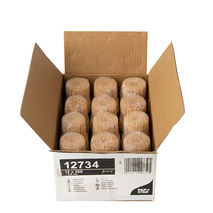 Un carton deschis cu douăsprezece grămezi de forme de copt din hârtie maro, fiecare învelită în plastic, se află lângă un distribuitor de scobitori "pure" rotund (6,8 cm) al PAPSTAR GmbH (200 bucăți) într-un suport din lemn și ajută la organizarea bucătăriei.