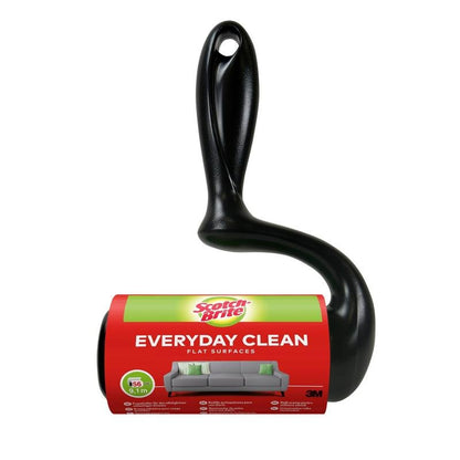 Roleul de scame Scotch-Brite™ Everyday Clean pentru suprafețe plane de la 3M Deutschland GmbH are un mâner negru și o etichetă roșu-verde cu un motiv de canapea; un pachet conține 56 de foi.