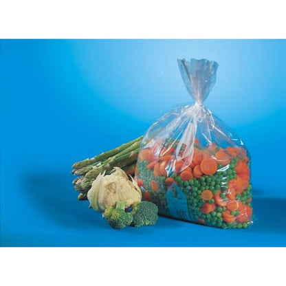 O pungă transparentă Starpak 90 de congelator (LLDPE, 2 l, 30 x 20 cm), umplută cu legume mixte congelate - mazăre și morcovi - se află lângă sparanghel proaspăt, conopidă și broccoli pe o suprafață albastră.