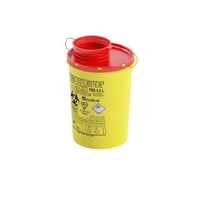 Die AMPri CP Kanülen-Entsorgungsbox 0,6 L, hergestellt von der AMPri Handelsgesellschaft mbH, ist ein langlebiger Behälter aus Copolymer-Polypropylen in Gelb mit rotem Deckel. Er enthält Warnhinweise und Symbole für Biogefährdung und Sicherheit vor scharfen Gegenständen, verfügt über ein auslaufsicheres Design, hat einen Tragegriff für bequemen Transport und bietet eine runde Öffnung für die sichere Entsorgung von Nadeln.