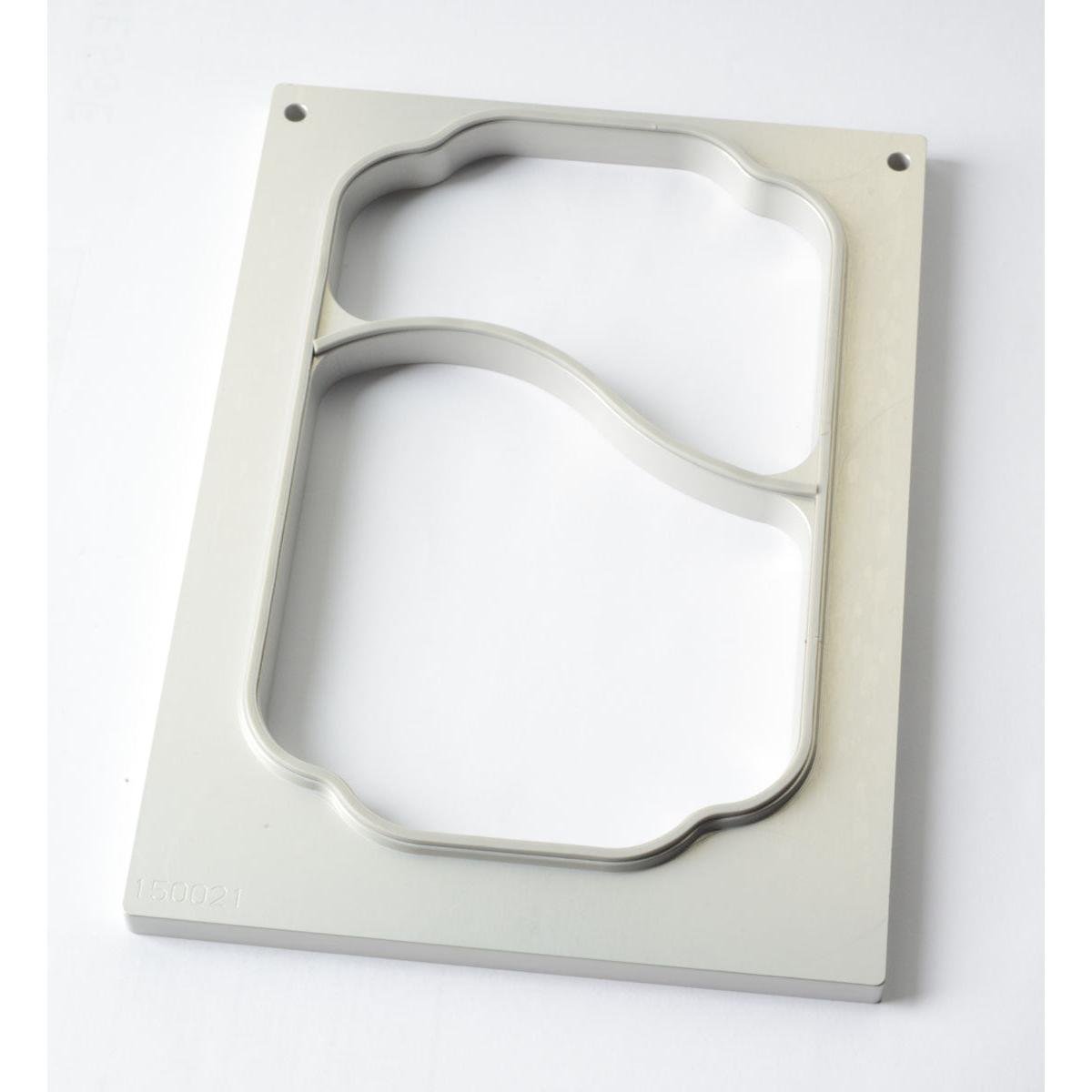 O casetă dreptunghiulară DF10/20 pentru tăvi PP, 700/400 ml, cu 2 compartimente de la Duni GmbH, cu două decupaje neregulate și o punte subțire de metal, se află pe o suprafață albă.