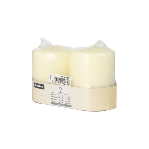 Două lumânări albe Starpak 2, Ø 80 mm, cu cap plat, sunt ambalate împreună în plastic transparent și au o etichetă bej cu informații despre produs și cod de bare pe un fundal simplu alb.
