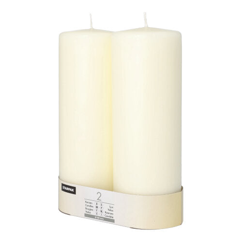 Două lumânări Starpak 2 fără lumină, Ø 80 mm, cu cap plat, stau una lângă alta, învelite la bază cu o bandă inscripționată și emană eleganță atemporală.