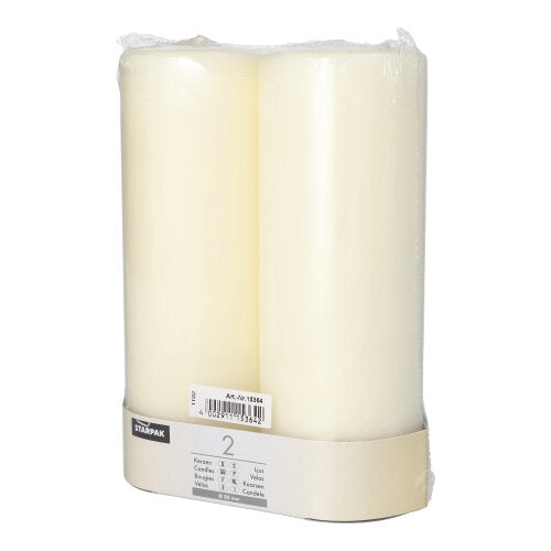 Două lumânări albe Starpak 2, Ø 80 mm, cu cap plat, ambalate în plastic transparent cu o etichetă bej cu detalii despre produs și cod de bare, conferă eleganță atemporală oricărui mediu.