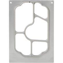 Eine rechteckige Metallplatte mit abgerundeten Ecken und Löchern in der oberen Ecke, ähnlich der "Kassette für PP-Schalen Take Away 85-290 ml, 5-fach" der Duni GmbH, ist durch gebogene und gerade Abschnitte in verschiedene Bereiche unterteilt.