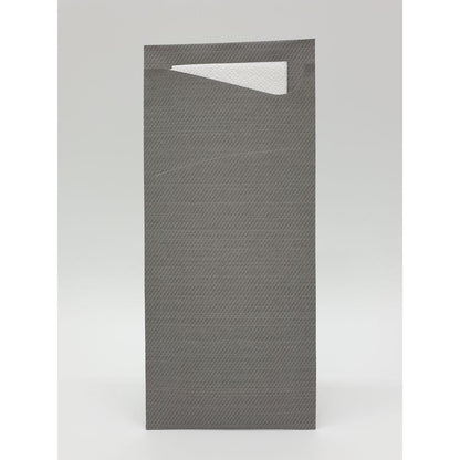 Ein grauer, strukturierter Serviettenhalter steht aufrecht und hält eine teilweise sichtbare weiße Duni GmbH Sacchetto Zelltuch 190 x 85 mm Serviette vor einem schlichten hellen Hintergrund.