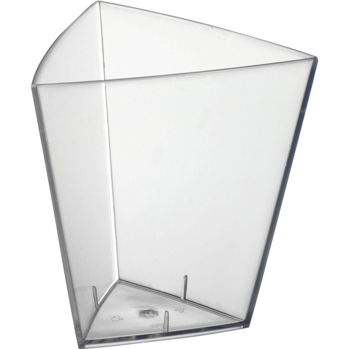 Un Tri clar, gol, mare Transparent PS 62x62x68 pahar de la Duni GmbH stă vertical pe un fundal alb. Paharul de plastic triunghiular are laturi netede, care se bombă în exterior în partea de sus. Pachetul conține 54 de bucăți.