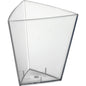 Un Tri clar, gol, mare Transparent PS 62x62x68 pahar de la Duni GmbH stă vertical pe un fundal alb. Paharul de plastic triunghiular are laturi netede, care se bombă în exterior în partea de sus. Pachetul conține 54 de bucăți.