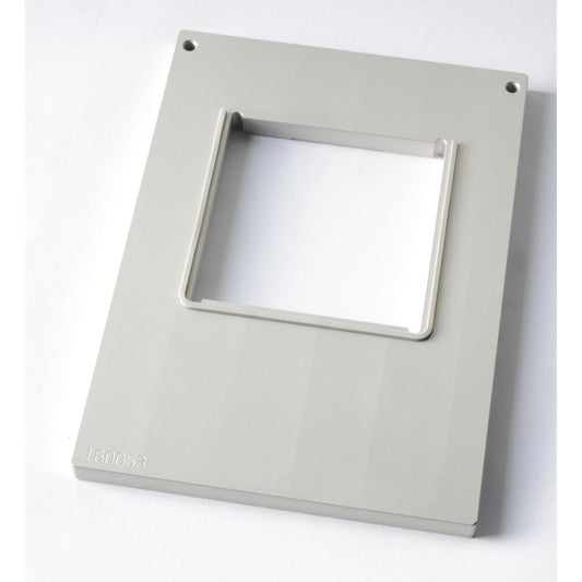 Eine hellgraue rechteckige Platte mit einem großen quadratischen Ausschnitt passt zur Kassette DF10/20 für quadratische Pappbox, 550 ml, von Duni GmbH. Sie hat zwei Schraublöcher und die eingeprägte Nummer 160053 in der Ecke.