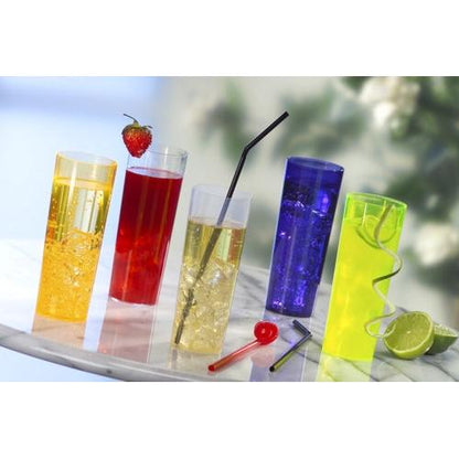 Cinci long drinks colorate sunt în pahare reutilizabile Starpak 10 de la Starpak pe o masă rotundă de marmură: Galben, Roșu, Galben deschis cu pai negru, Albastru și Verde neon cu garnitură de lime – plus o căpșună cu pai spiralat.