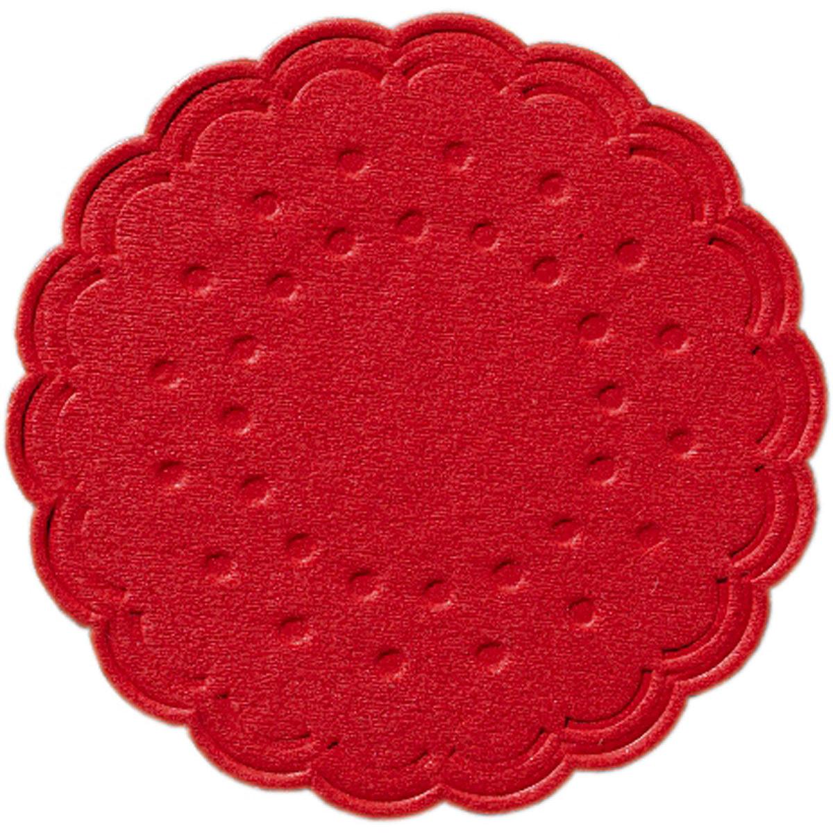 Un suport plat, rotund, roșu pentru cești (Ø 7,5 cm) de la Duni GmbH cu margini ondulate și model simetric, aici pe un fundal alb. Disponibil în seturi de 8 sau pachete de 250 pentru băuturi.