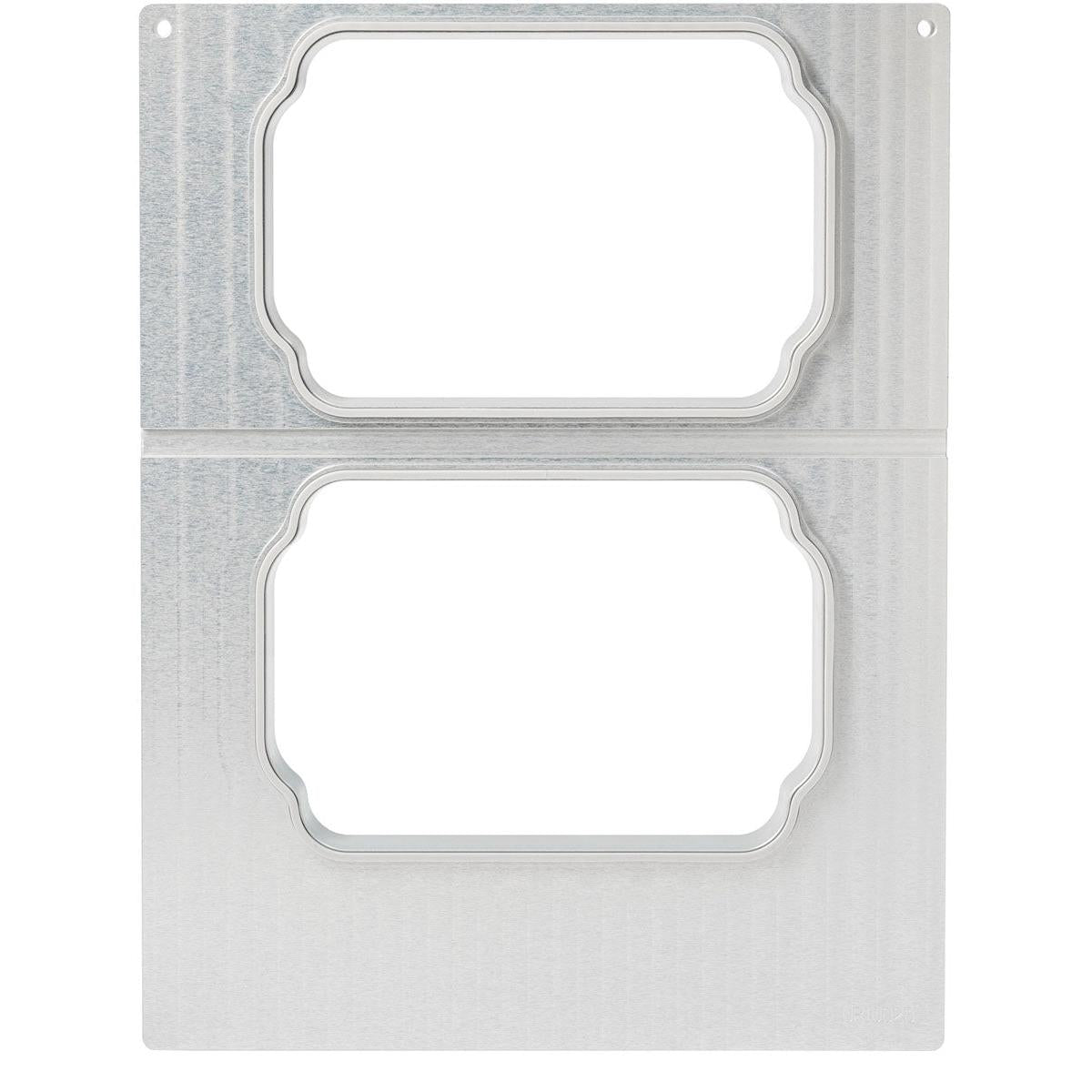 O foaie de argint cu două decupaje dreptunghiulare rotunjite, potrivită pentru caseta DF15/25 pentru caserola PP Take Away 900 ml (cu două utilizări) de la Duni GmbH, aranjate una peste alta și prevăzute cu margini decorative.