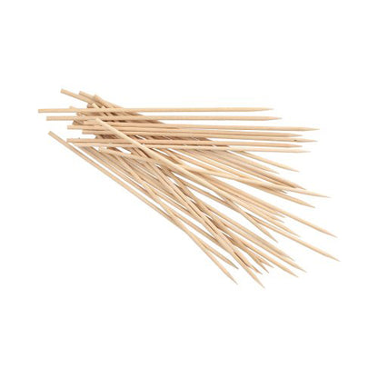 Un teanc de PAPSTAR frigărui de lemn "pure", Ø 3,5 mm, 20 cm lungime (1000 bucăți), de la PAPSTAR GmbH, cu capete de lemn ascuțite pe fundal alb.