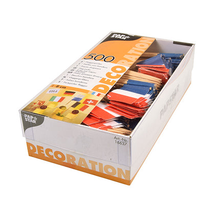 In einem Karton mit der Aufschrift „PAPSTAR 500 Deko-Picker 8 cm weiss“ der PAPSTAR GmbH befinden sich 500 umweltfreundliche Papierfahnen in verschiedenen Länderdesigns, unter anderem aus Frankreich und der Schweiz. In der geöffneten Verpackung sind die Picks ordentlich gestapelt.