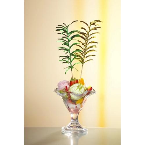 Un pahar de desert din sticlă cu înghețată colorată, bucăți de fructe și două bețe decorative colorate PAPSTAR 144 de la PAPSTAR GmbH, toate pe un fundal ușor iluminat.