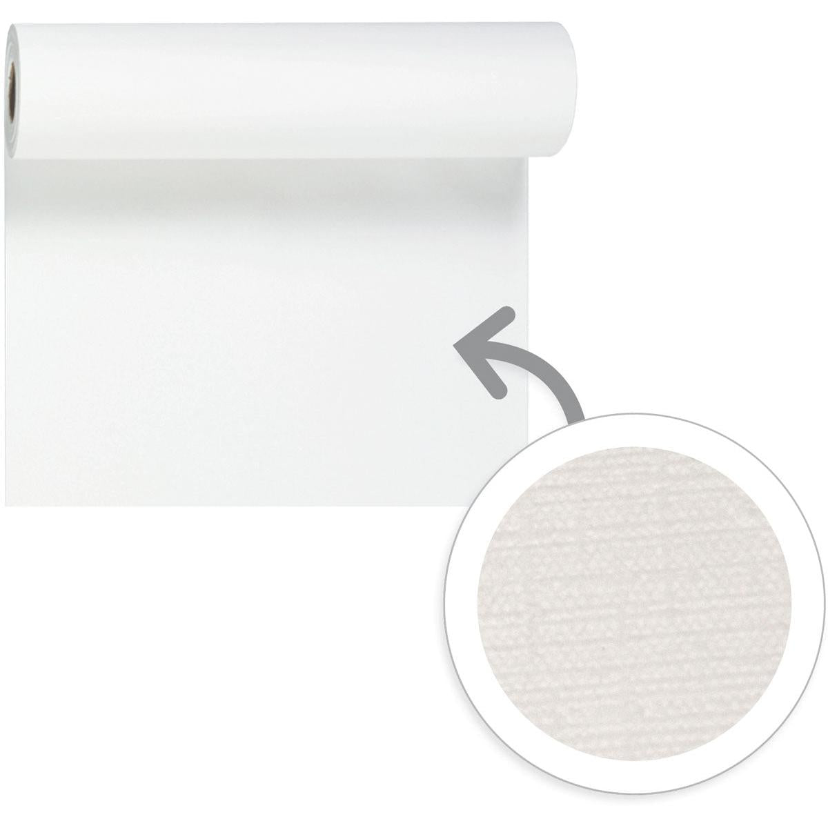 Un sul de Evolin alb simplu Tête-à-Tête 24 m x 0,41 m (20 secțiuni) de la Duni GmbH este derulat. O săgeată evidențiază o prim-plan circulară care dezvăluie modelul subtil și texturat al suprafeței decorațiunii de masă.