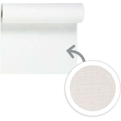 Un sul de Evolin alb simplu Tête-à-Tête 24 m x 0,41 m (20 secțiuni) de la Duni GmbH este derulat. O săgeată evidențiază o prim-plan circulară care dezvăluie modelul subtil și texturat al suprafeței decorațiunii de masă.